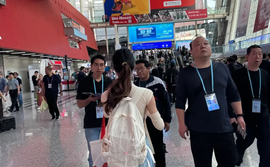 广交会发传单，翻译，收名片，开拓外国人