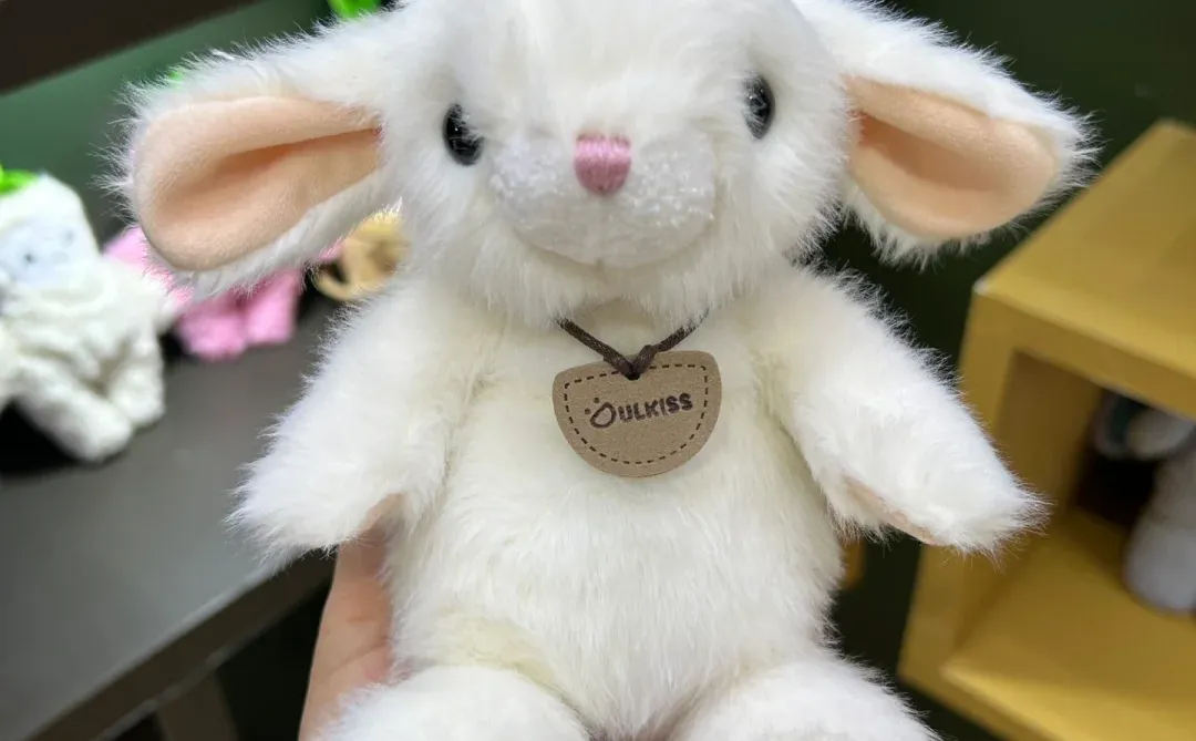 在广交会上有个老外居然花200元买这个玩偶！