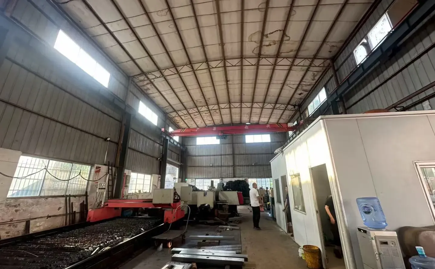 工厂的秘密：钢铁与匠心的交响曲 ?✨