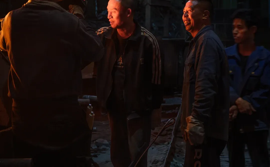 铁与火的碰撞-凌晨两点的铸造车间
