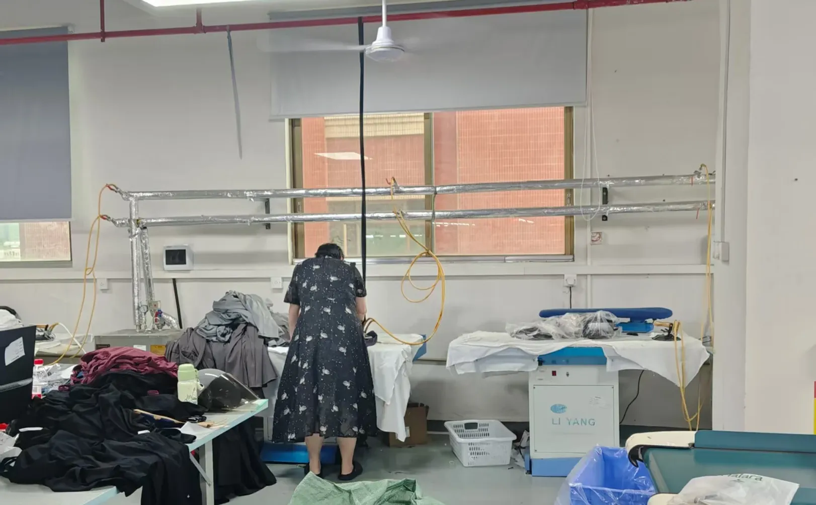 粗糙的镜头下，是乱而真实的车间匠人