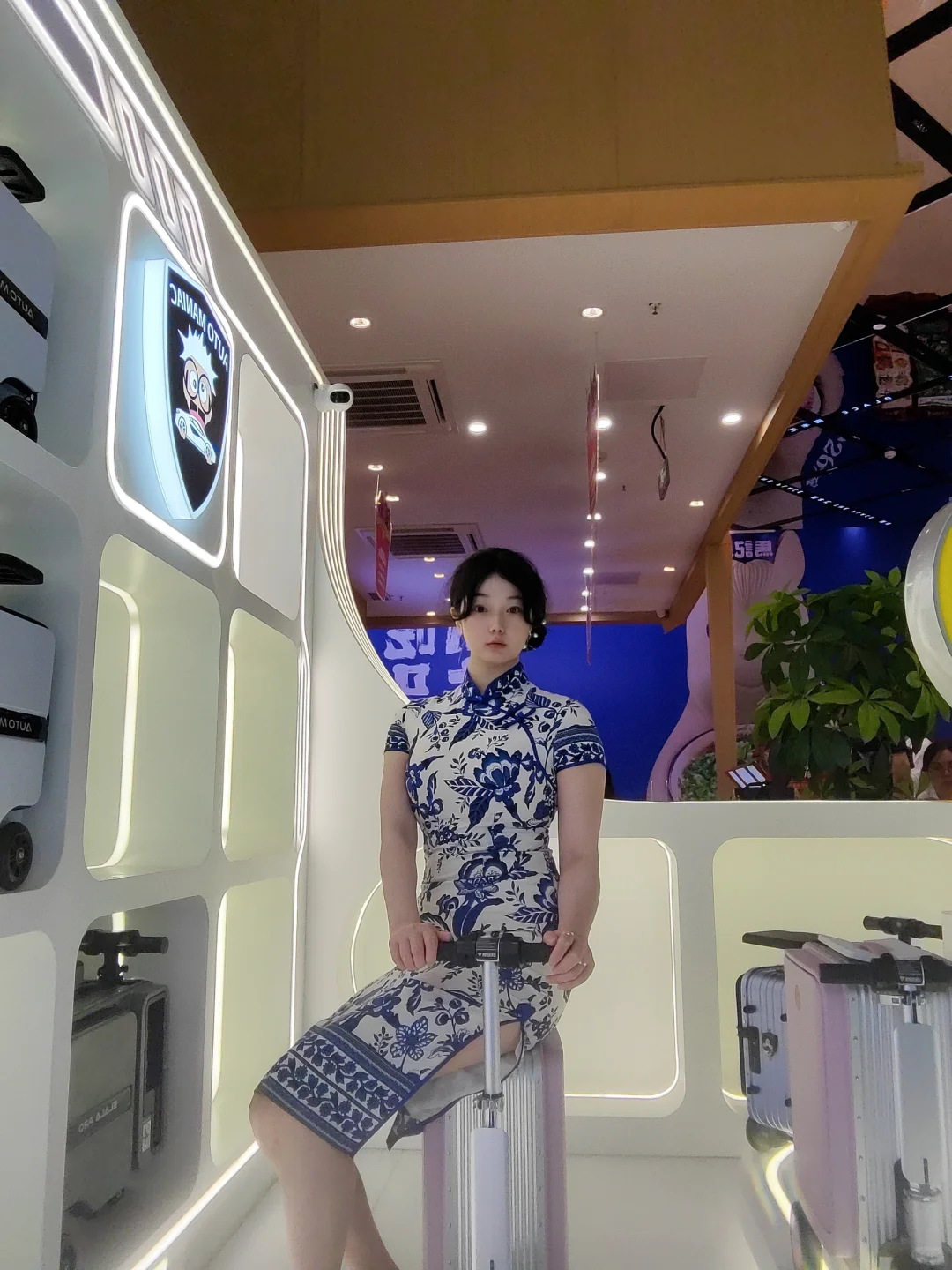 广交会上的旗袍风采，行李箱成了抢手货！