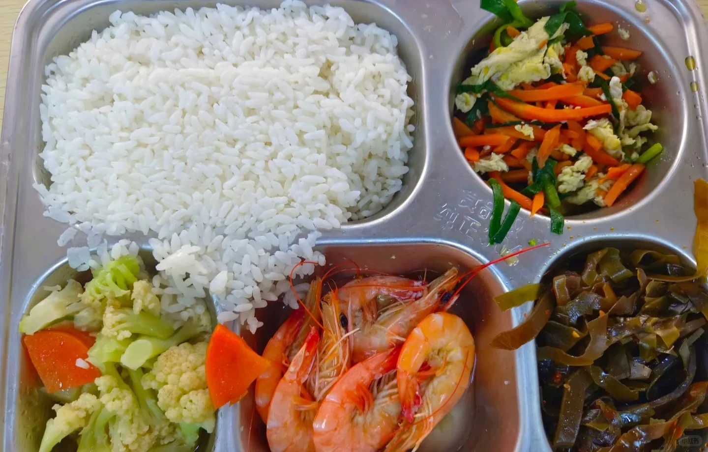 05女大学生勇闯化妆品厂亲身体验‼️