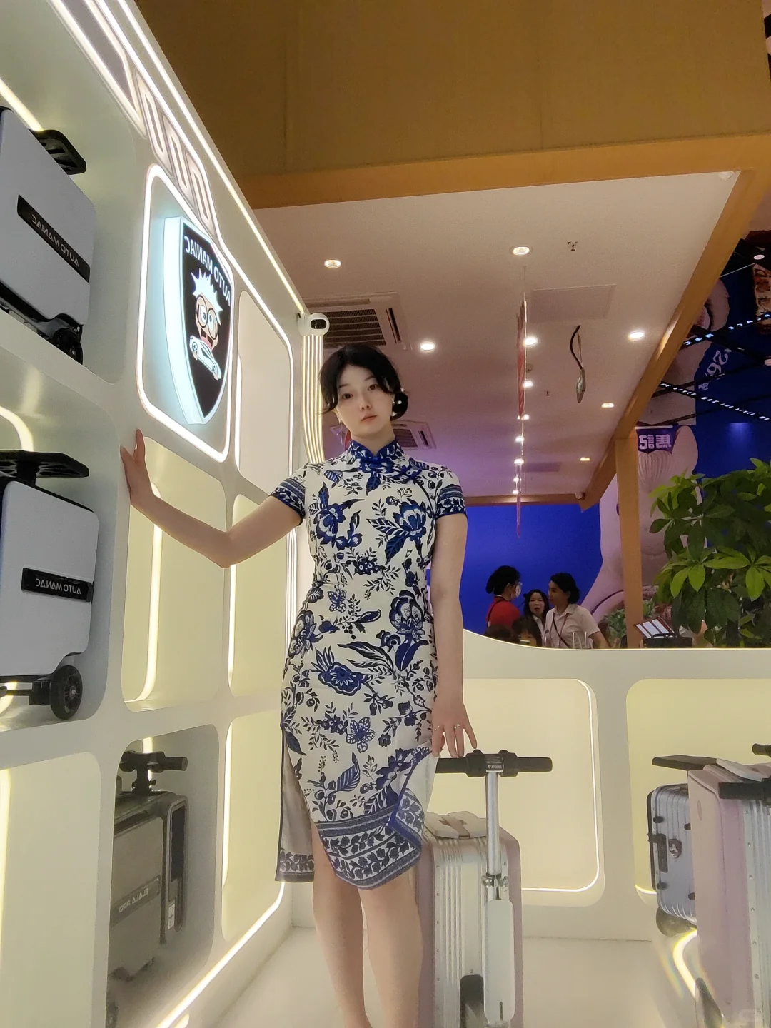 广交会上的旗袍风采，行李箱成了抢手货！