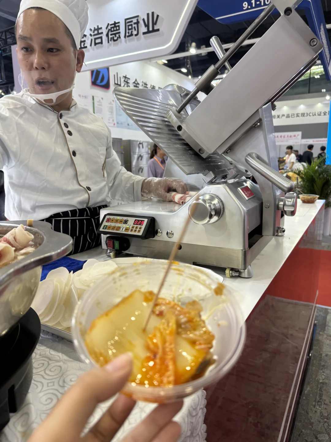 在酒店展做翻译可以吃到好多东西～