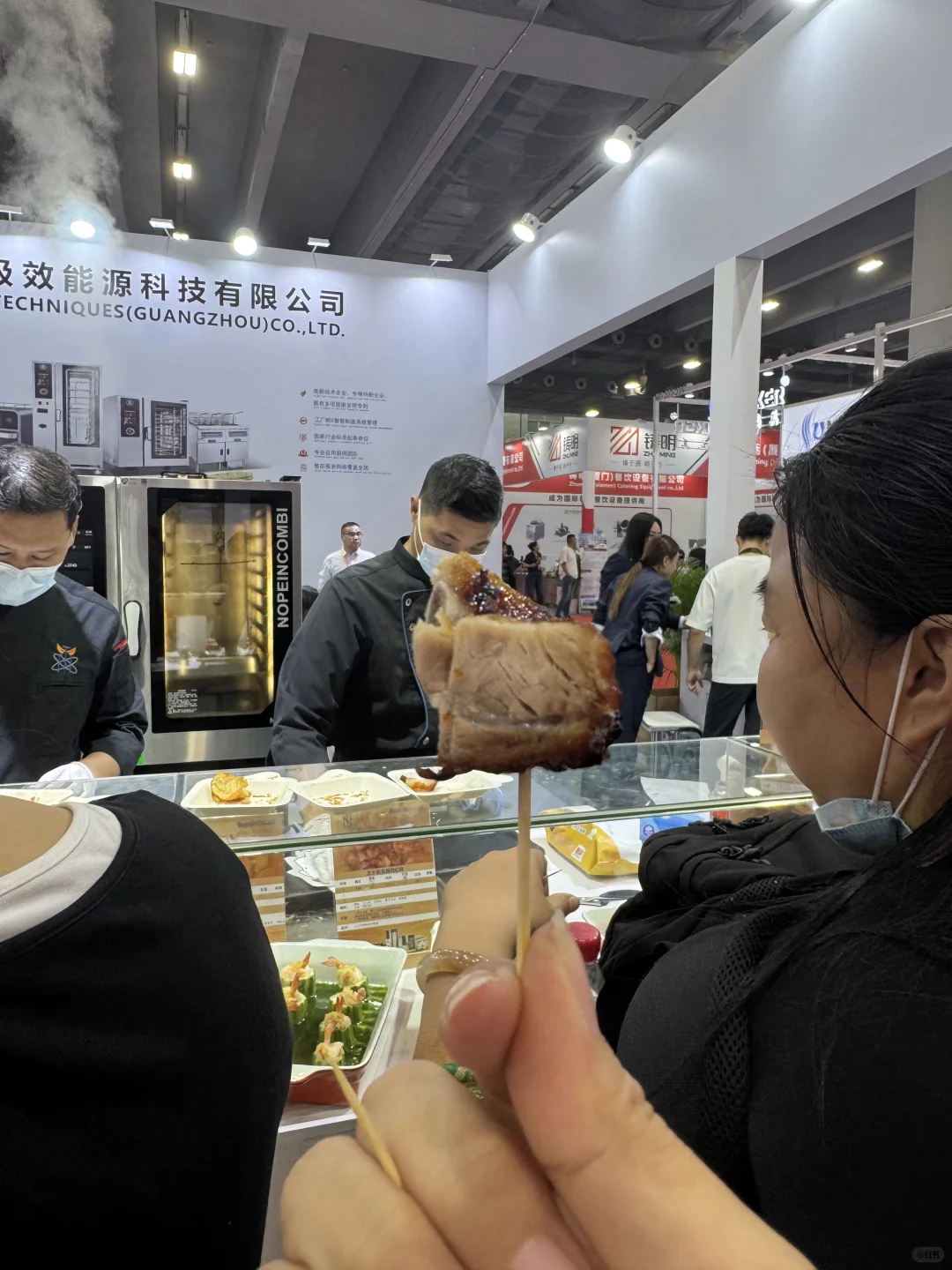 在酒店展做翻译可以吃到好多东西～