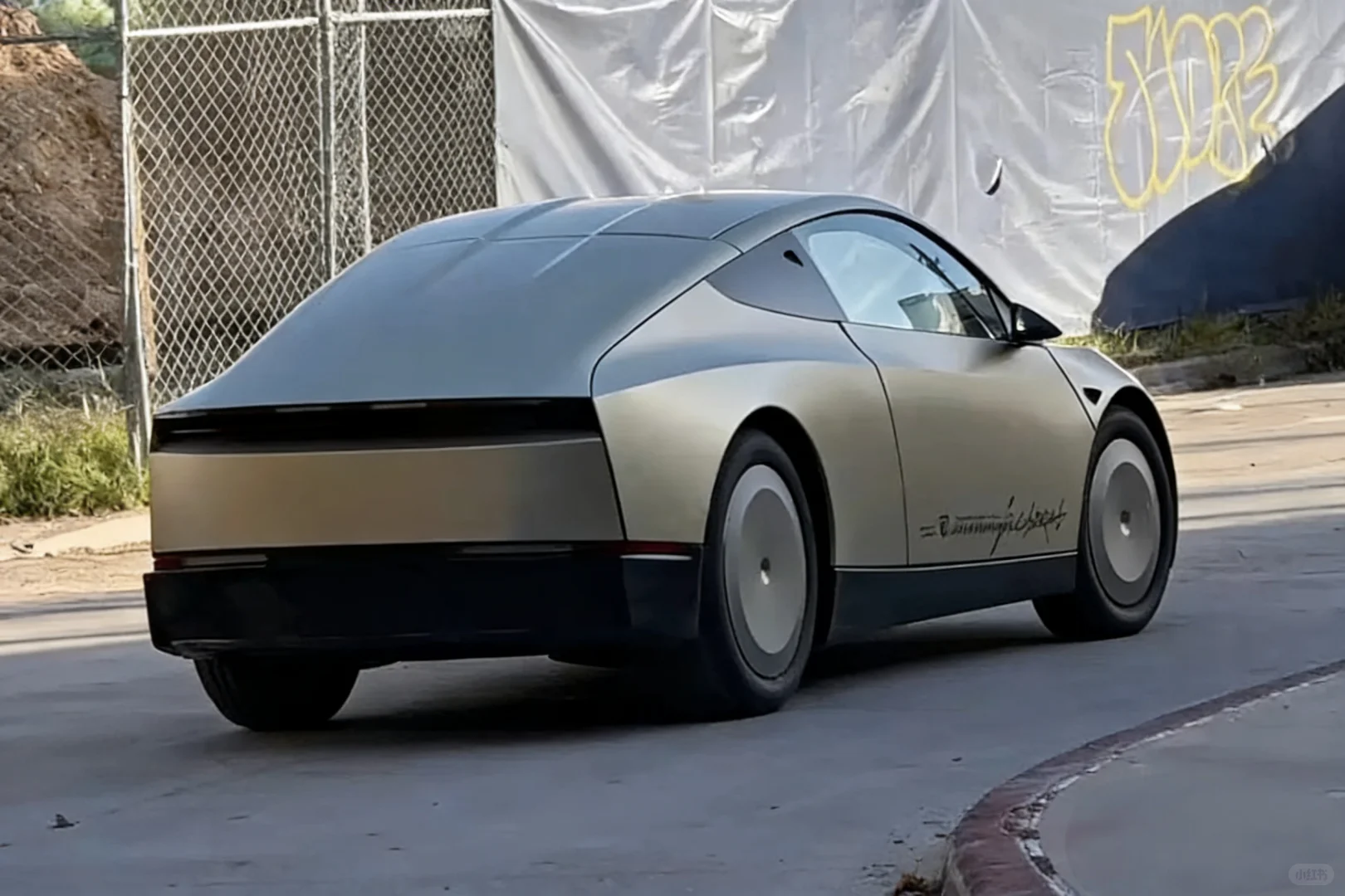 特斯拉Cybercab无人驾驶汽车实车路测曝光