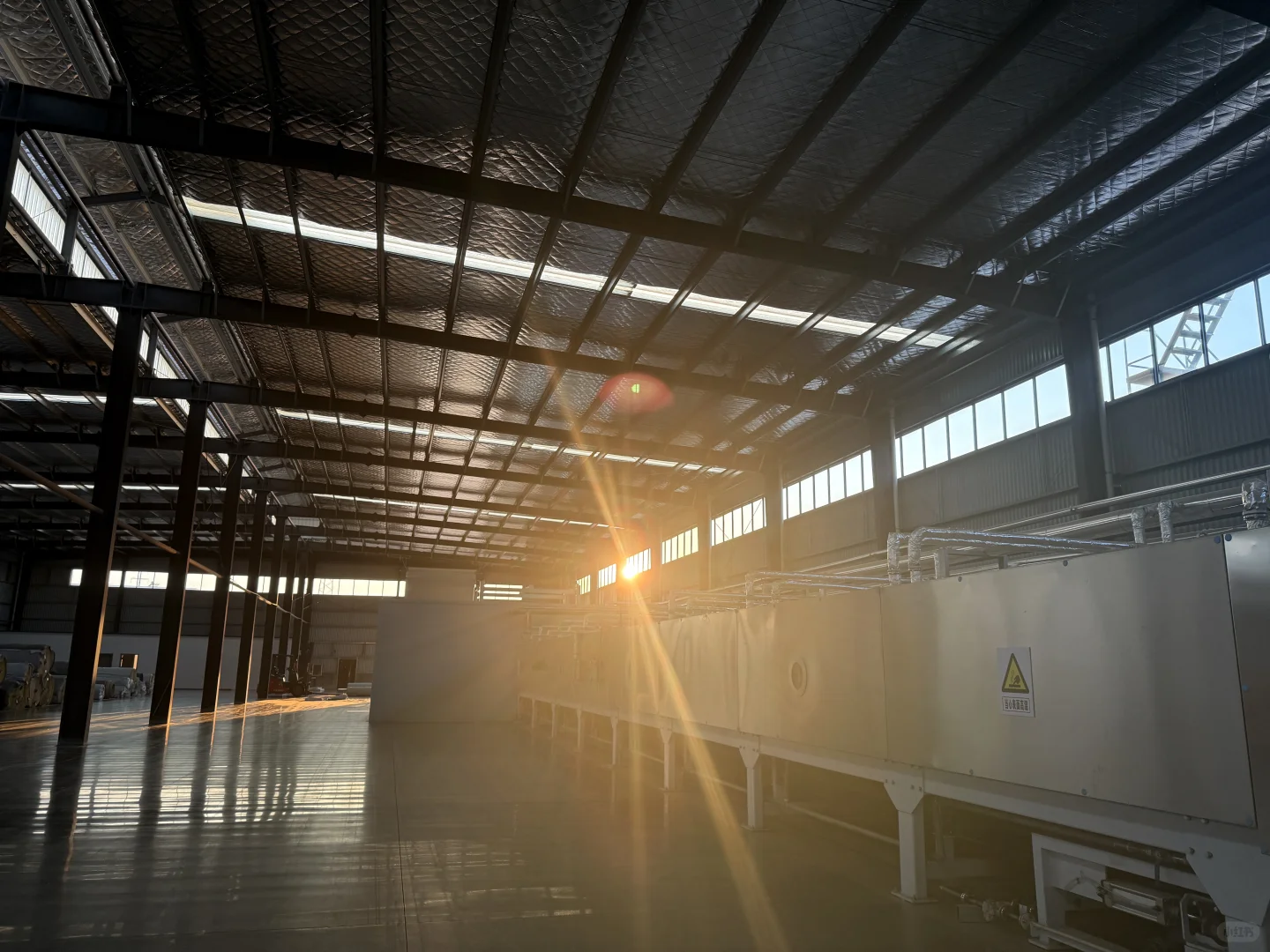 当厂里正对着太阳的那一刻