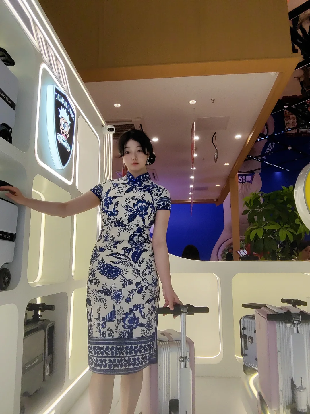 广交会上的旗袍风采，行李箱成了抢手货！