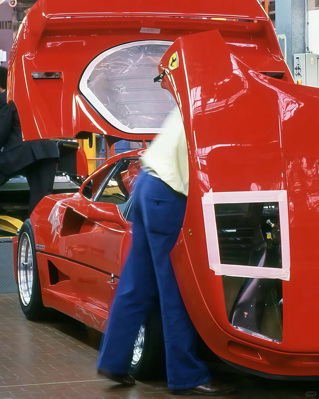 好喜欢看这种法拉利的老厂房生产线?