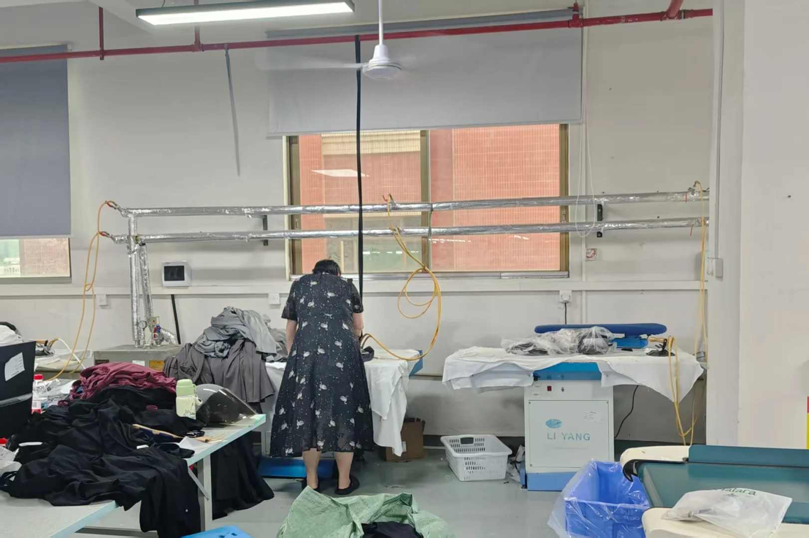 粗糙的镜头下，是乱而真实的车间匠人