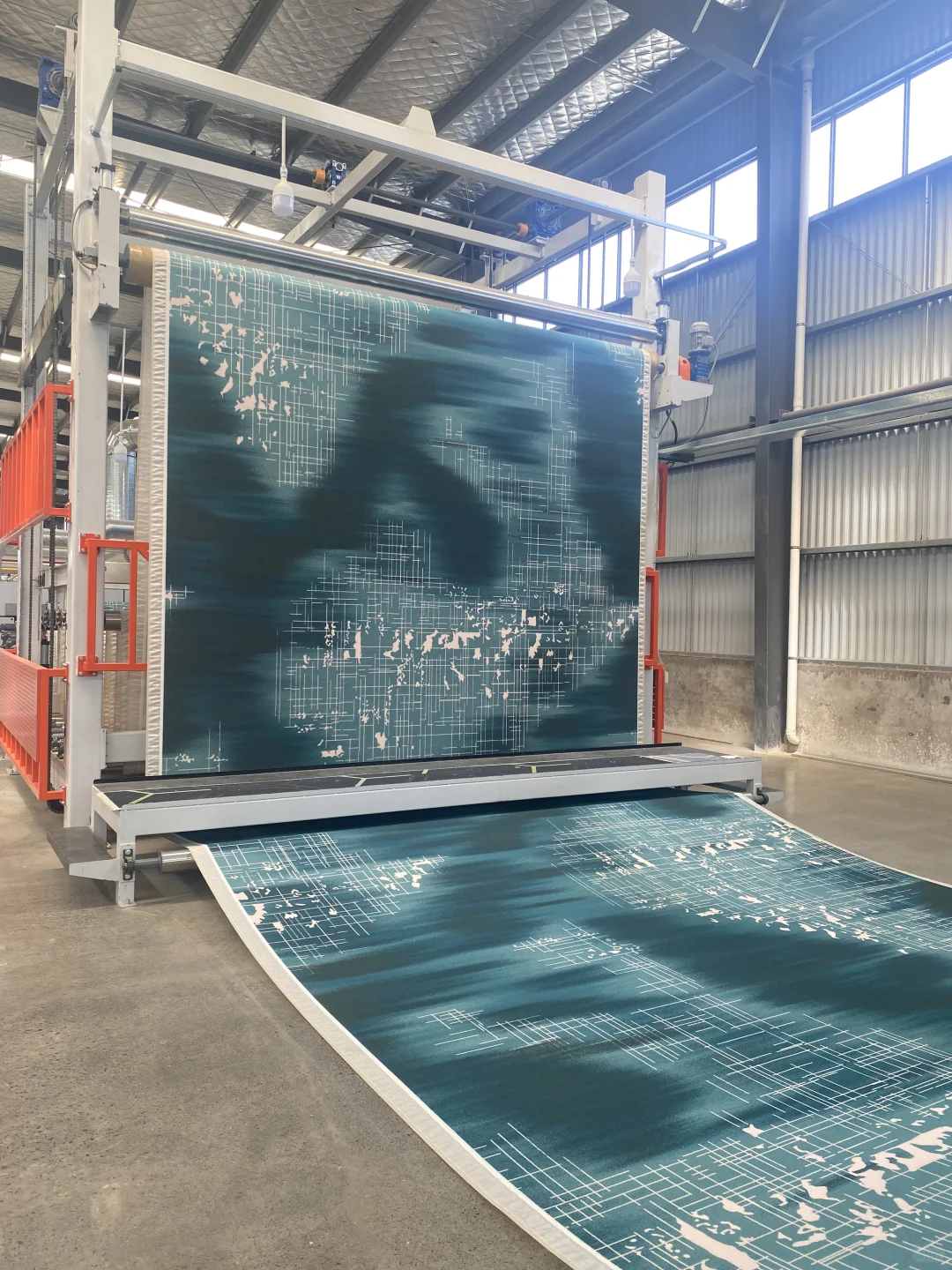 当厂里正对着太阳的那一刻