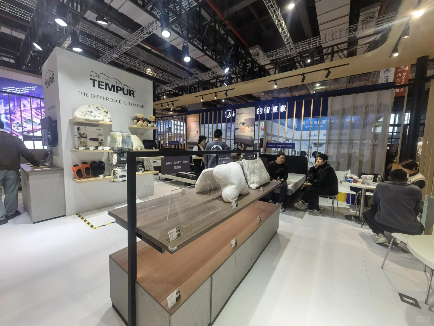 来到进博会，参加了tempur 的活动，很开心