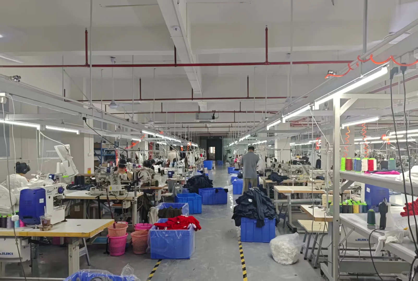 粗糙的镜头下，是乱而真实的车间匠人