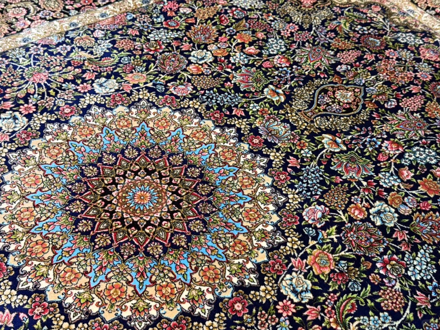 波光粼粼的波斯地毯