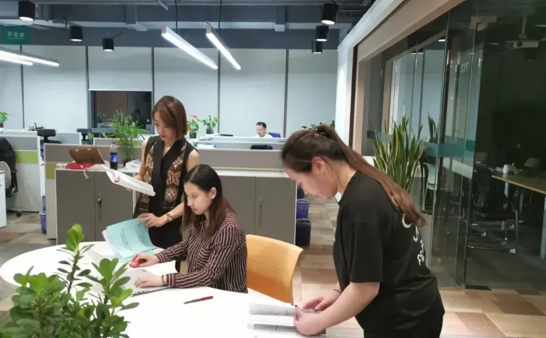 金渝来一个招投标文员，双休买五险一金