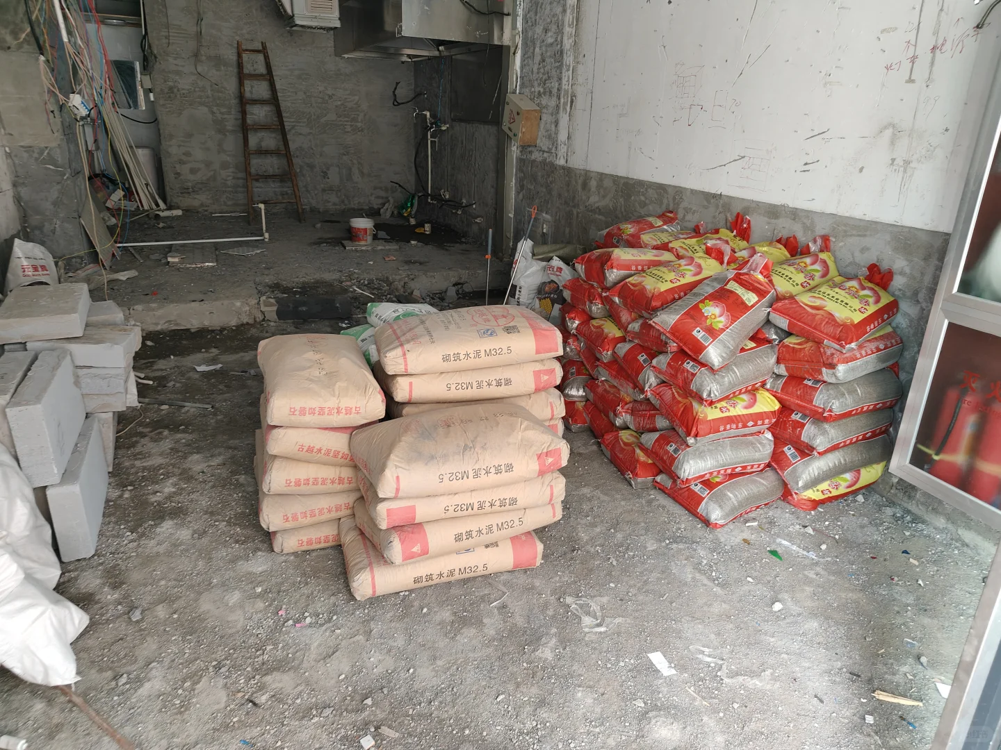 杭州建材批发 黄沙水泥瓷砖胶红砖