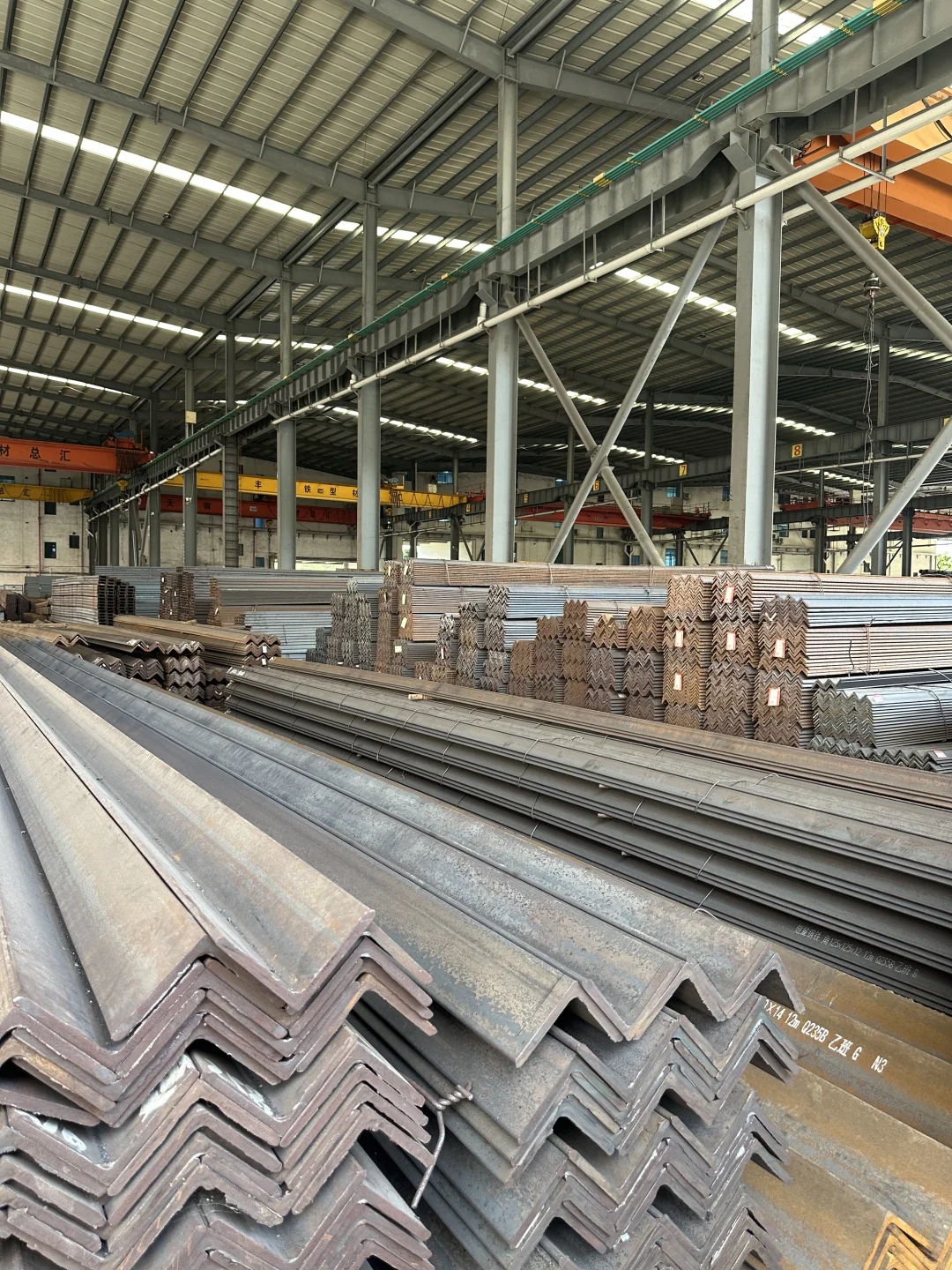 乐从钢铁世界 | 角钢源头供应，专业指南