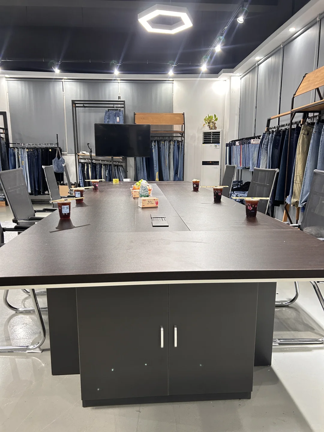 ?疯了！外贸客户飞3000公里，怒砸10万件