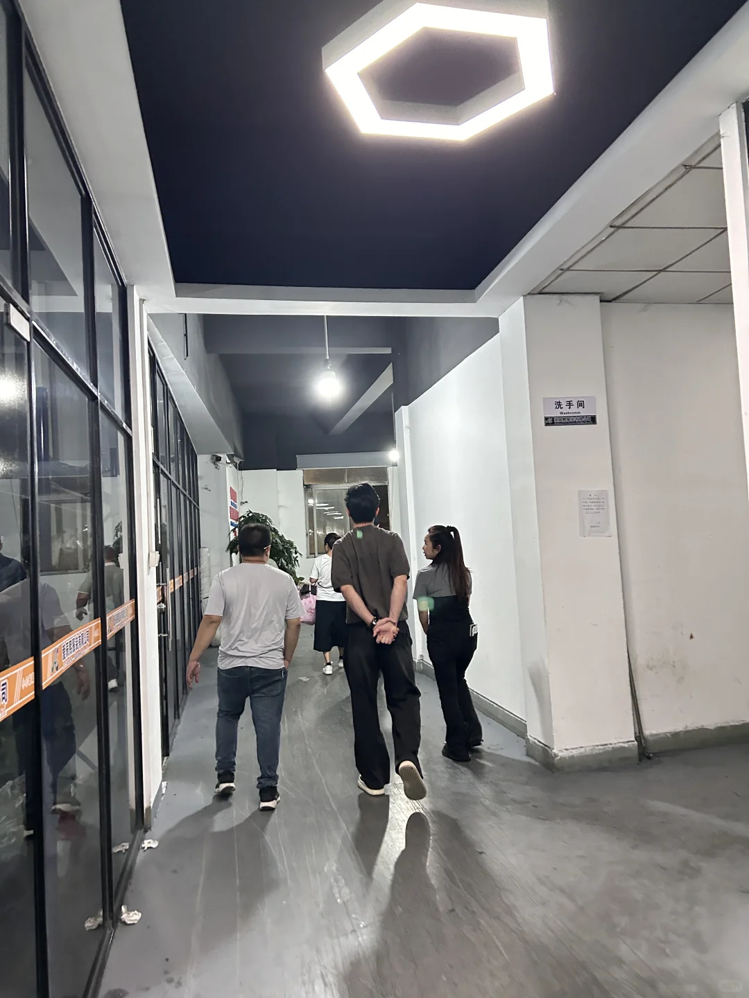 ?疯了！外贸客户飞3000公里，怒砸10万件