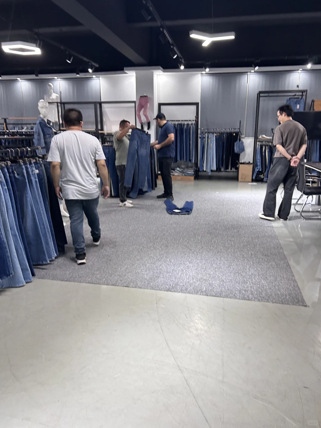 ?疯了！外贸客户飞3000公里，怒砸10万件