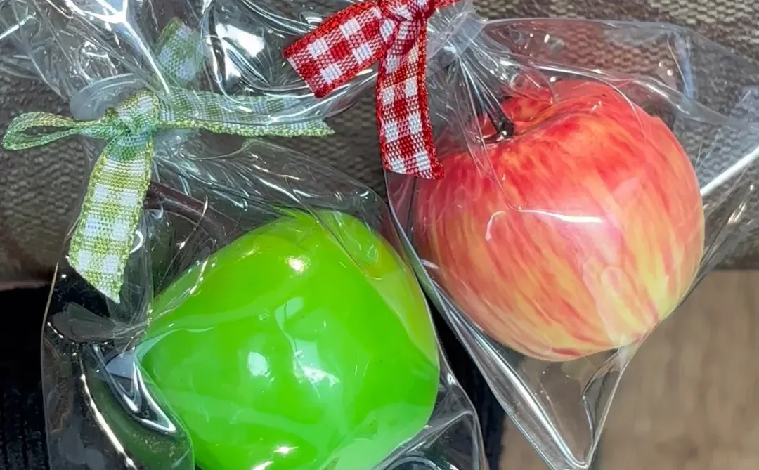 收到的好朋友送的平安夜小苹果挂件?