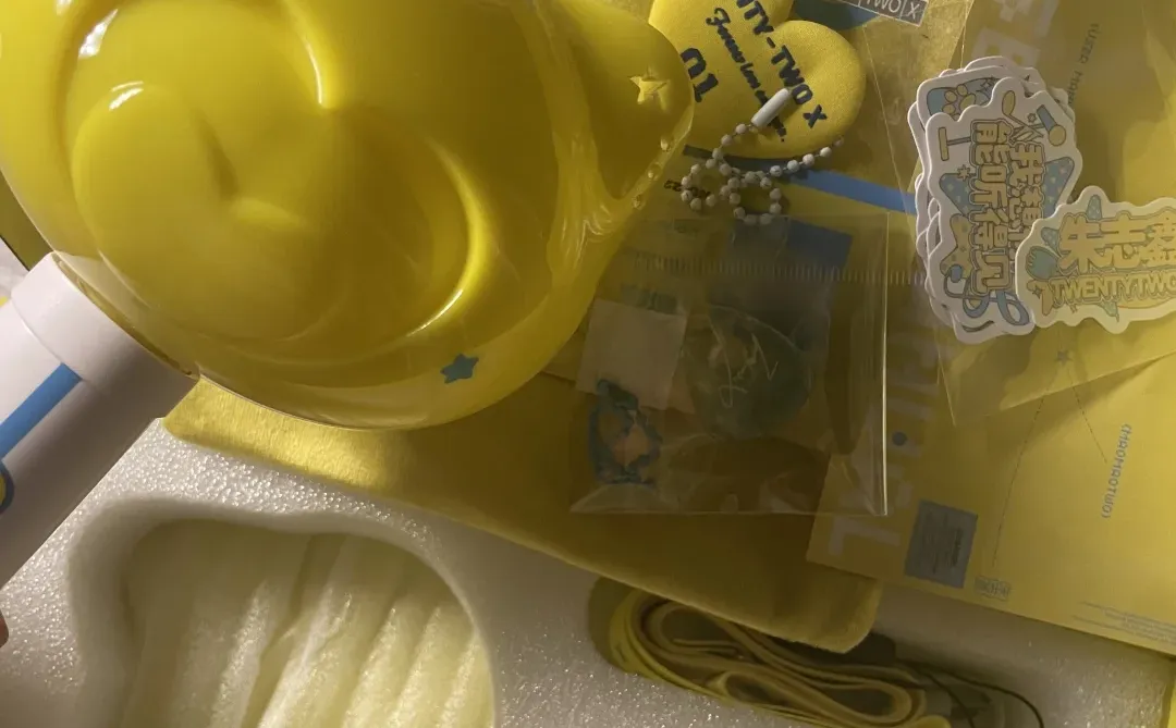 梦中情桌嗯对 收纳盒还没到 谁来管管这个命苦的主包???洞洞板 氛围感小灯