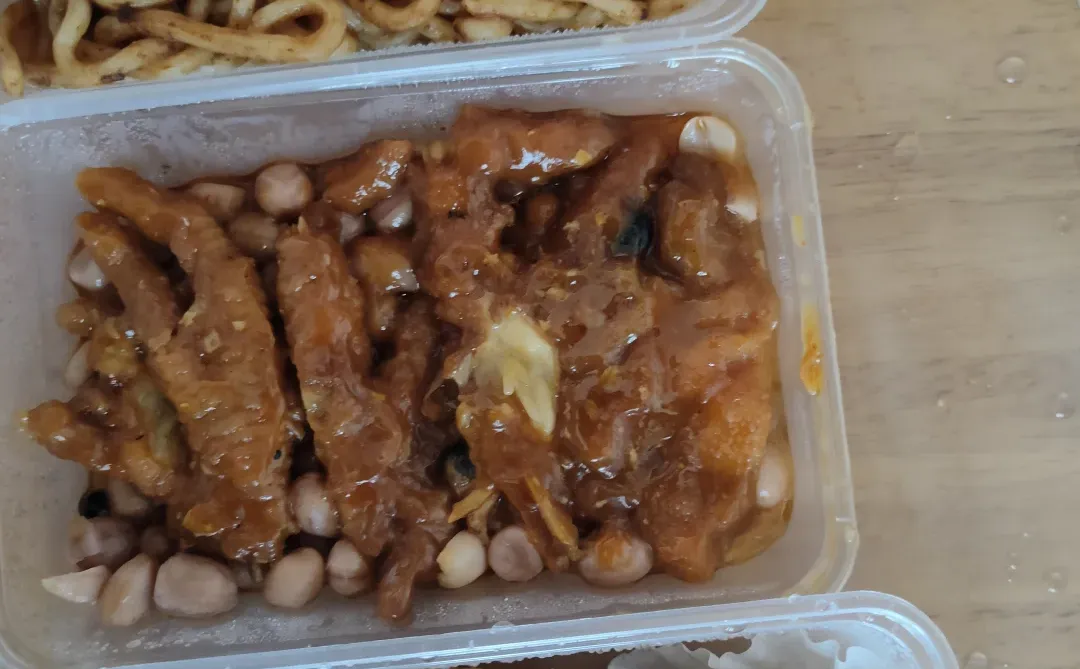 吃廉价午餐，委屈如潮水涌上心头