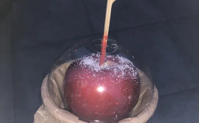 没有人能平静且体面地吃完糖苹果