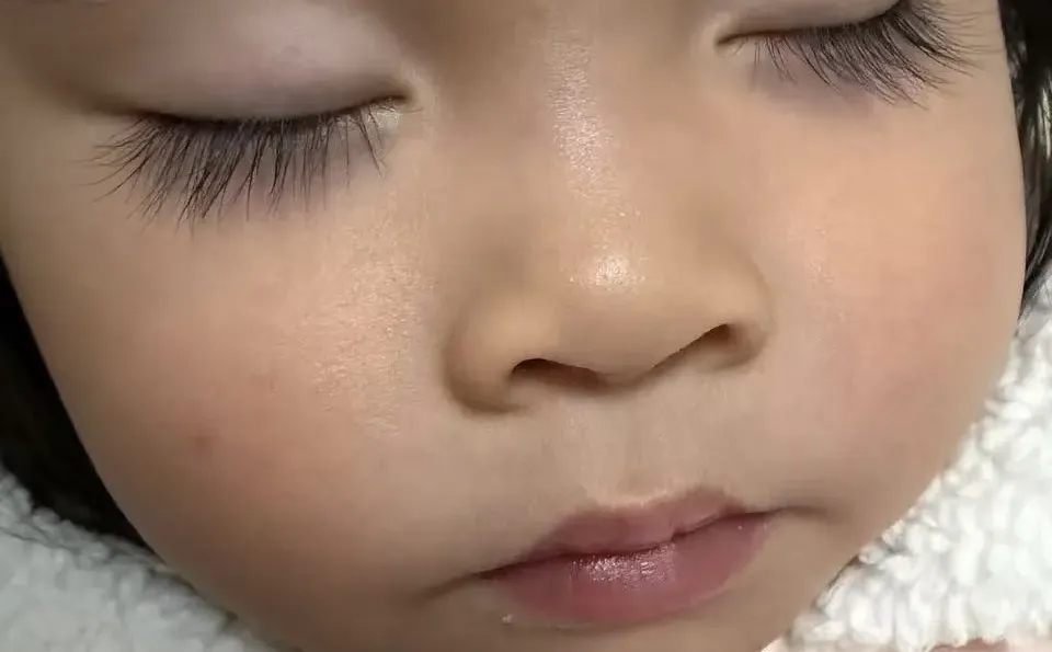 睫毛会随着年龄一直长吗？