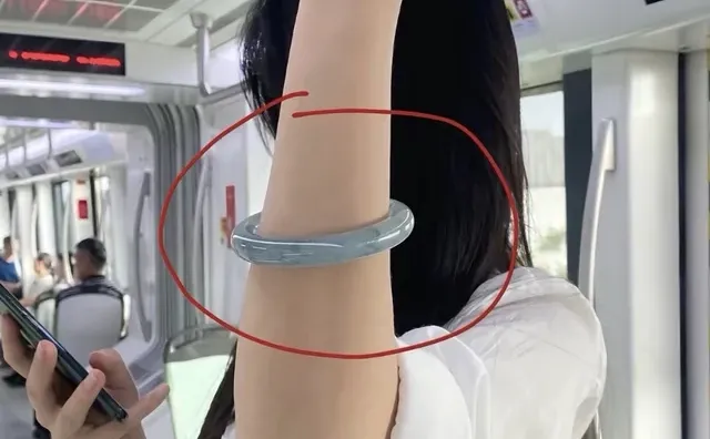 地铁上看到的，这得多少啊？