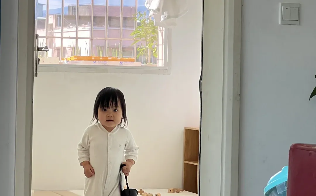 她提着我的1万6，她在笑，我在哭……