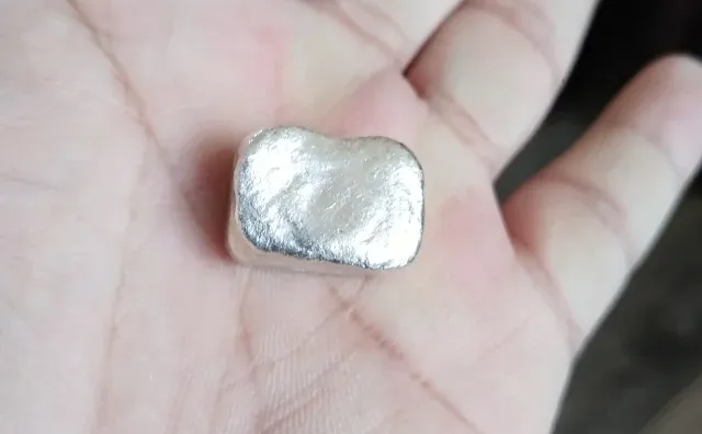 把一天工资攥在手里