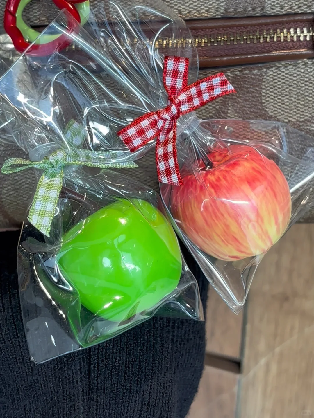 收到的好朋友送的平安夜小苹果挂件?