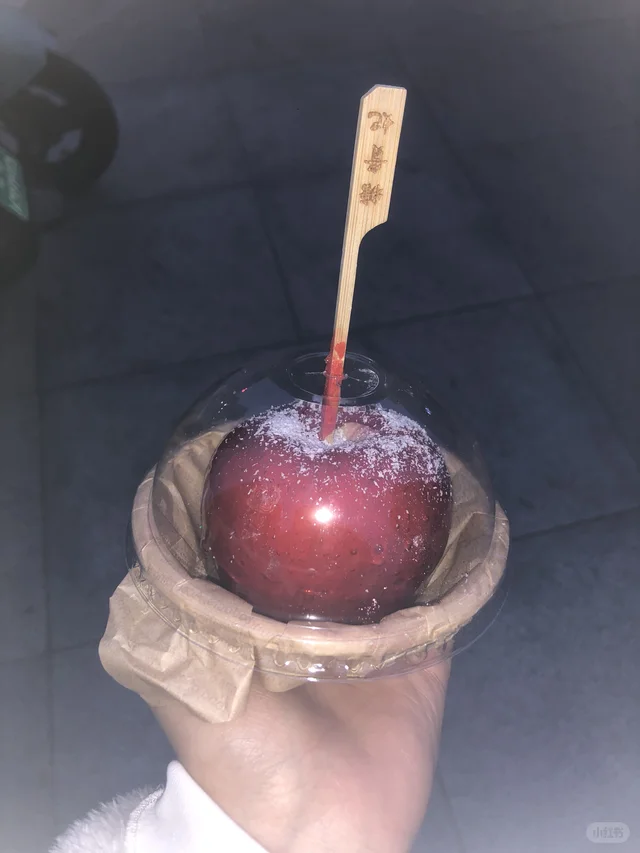 没有人能平静且体面地吃完糖苹果