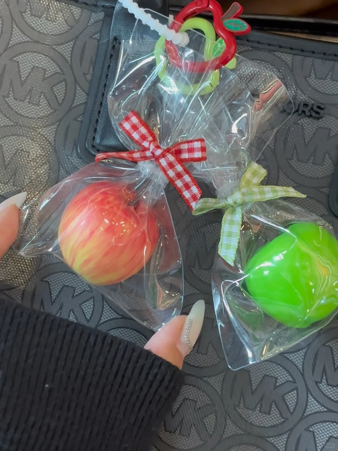 收到的好朋友送的平安夜小苹果挂件?