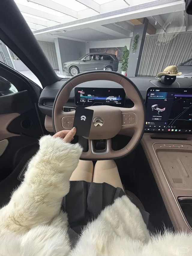 发位置，去接你 带你去兜兜风，手握方向盘的蔚来车主蔚来汽车 蔚来ES6