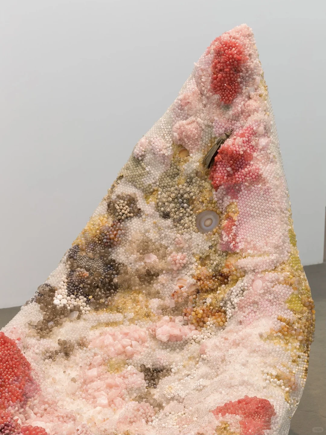 Kathleen Ryan：用宝石雕刻腐烂