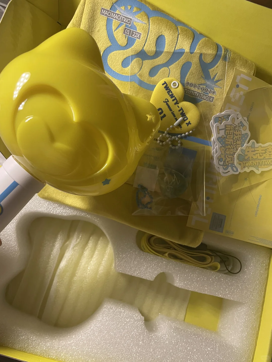 梦中情桌嗯对 收纳盒还没到 谁来管管这个命苦的主包???洞洞板 氛围感小灯