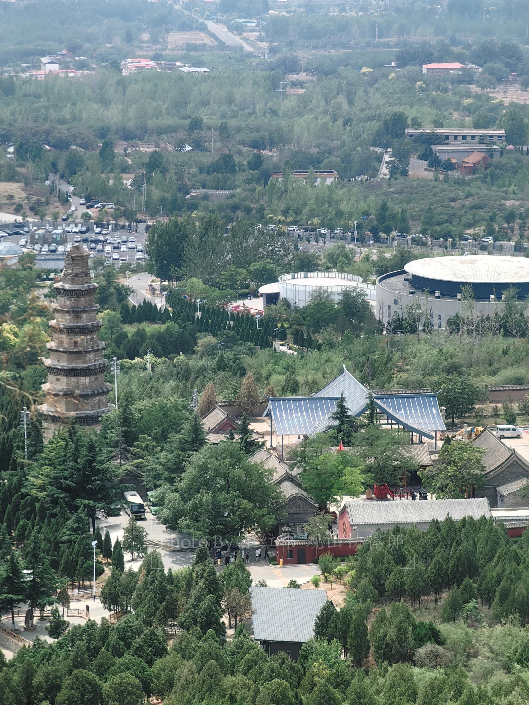 早知道就洗个头再来响堂山石窟了