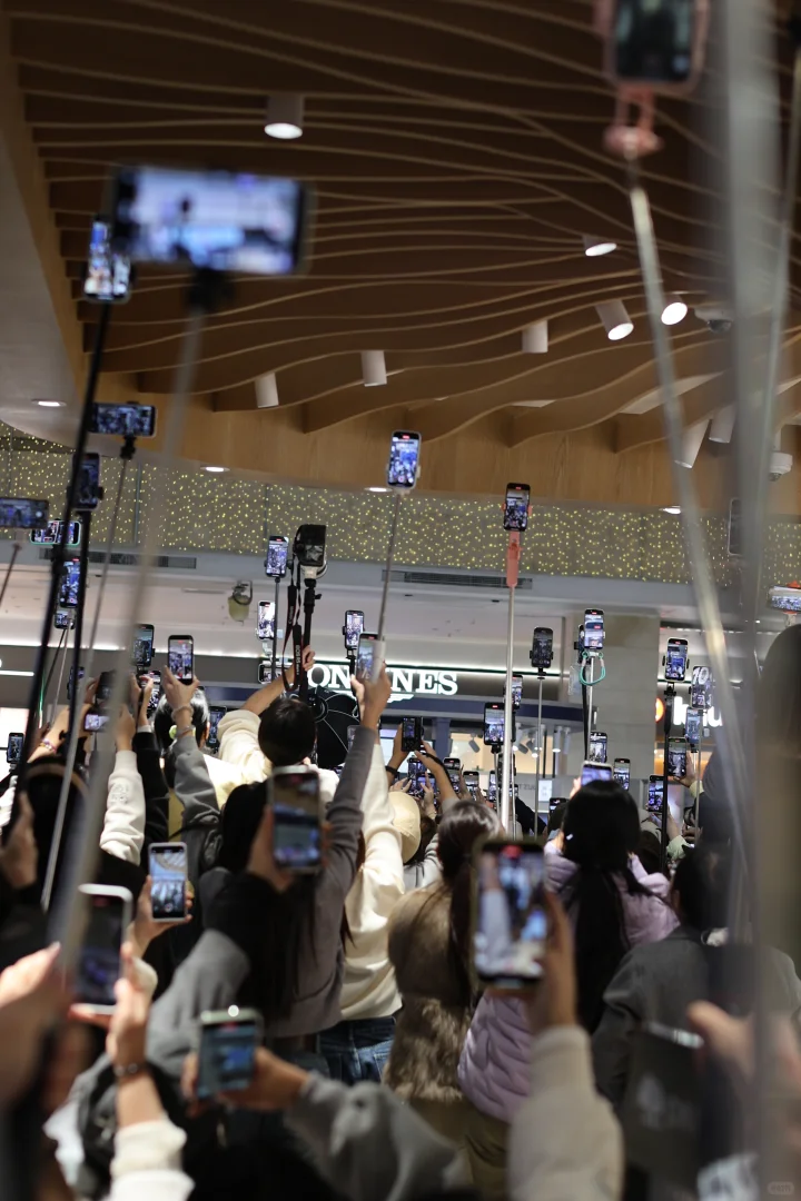 八个机位的美貌🌲今天在石家庄当李昀锐站姐