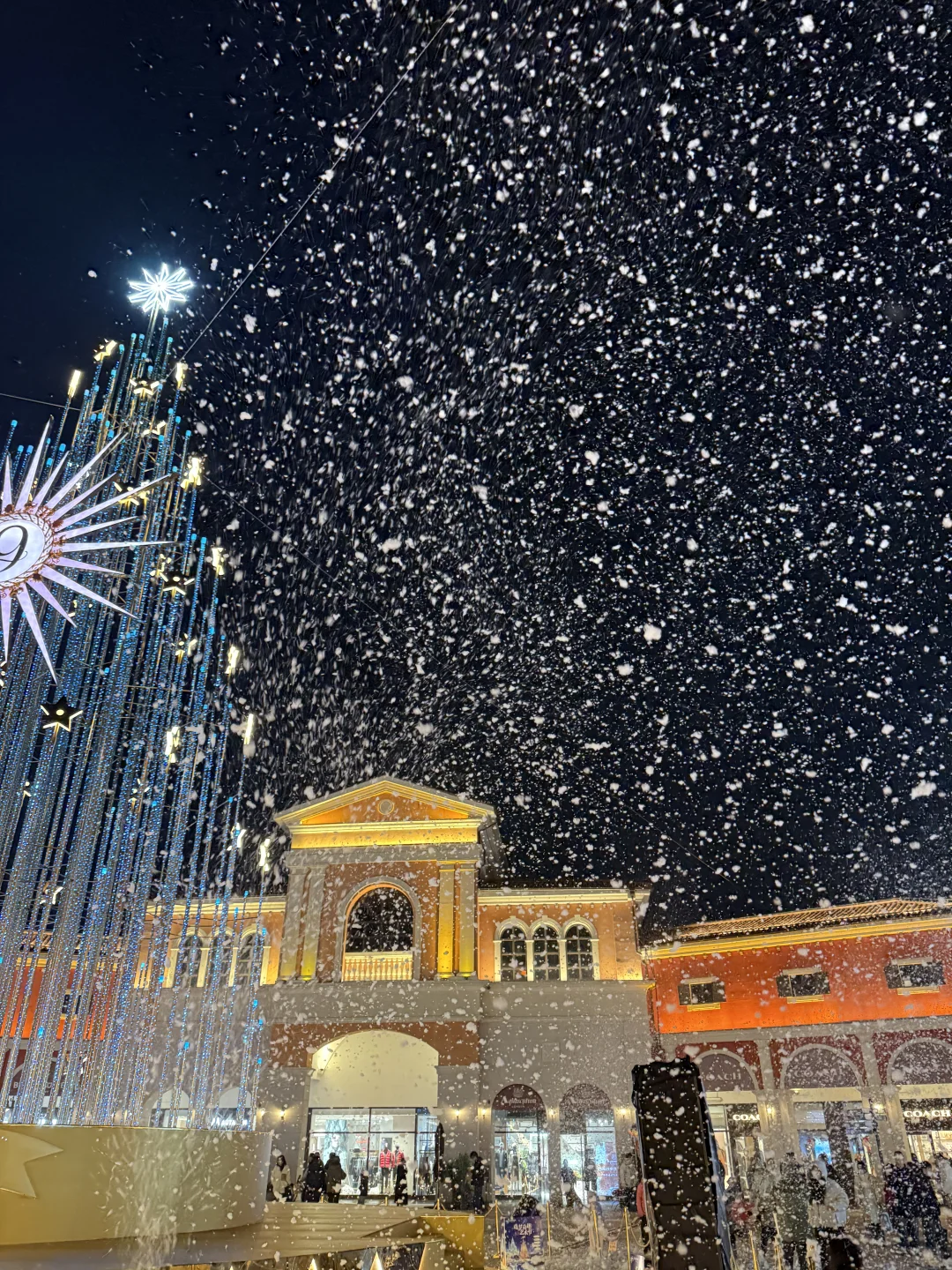 （石家庄）下雪❄️啦！北国奥莱9周年飘雪中……