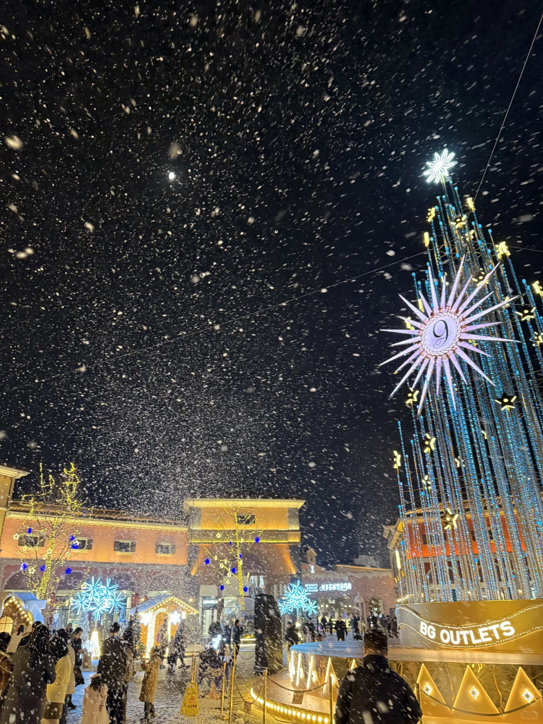（石家庄）下雪❄️啦！北国奥莱9周年飘雪中……