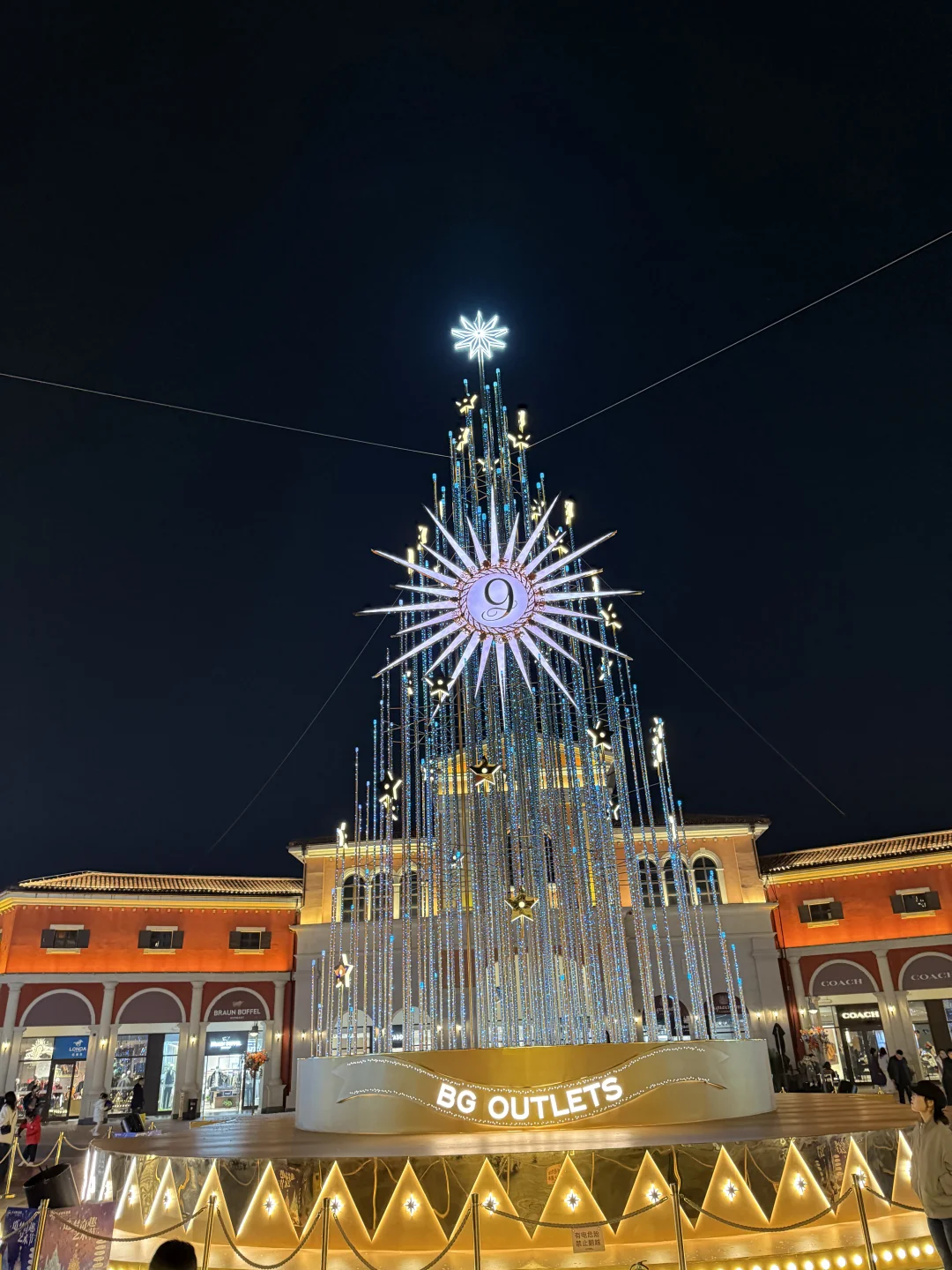 （石家庄）下雪❄️啦！北国奥莱9周年飘雪中……