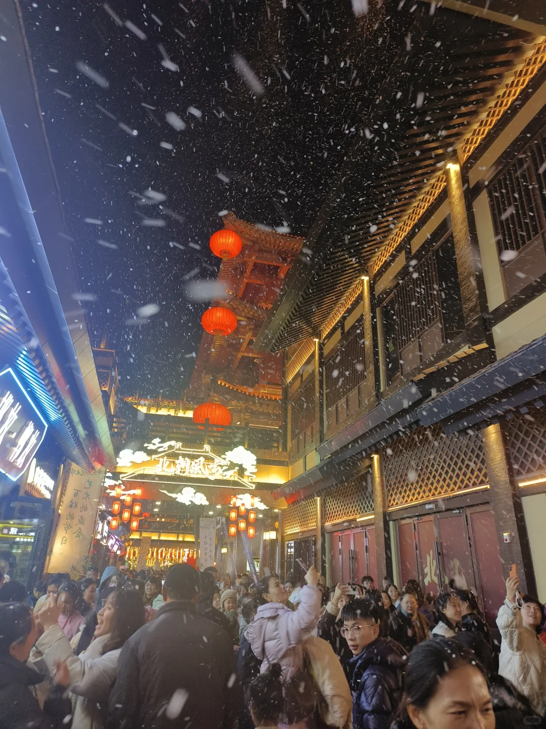 今晚的邯郸道不只一万人。。。