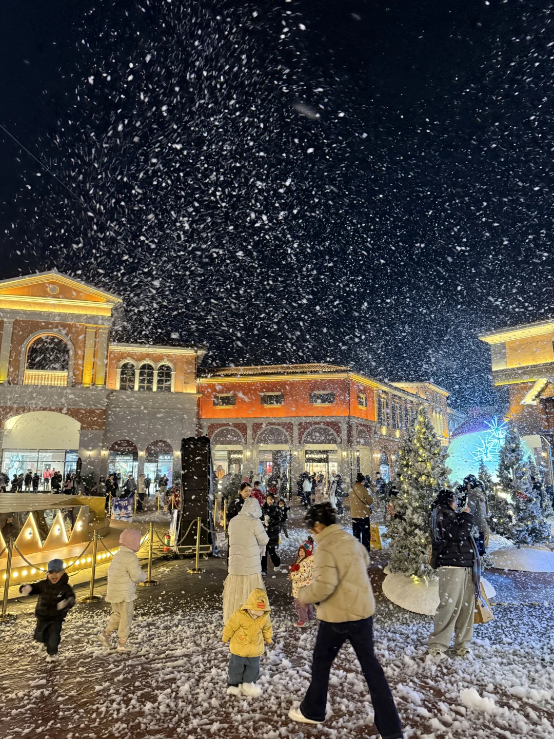 （石家庄）下雪❄️啦！北国奥莱9周年飘雪中……