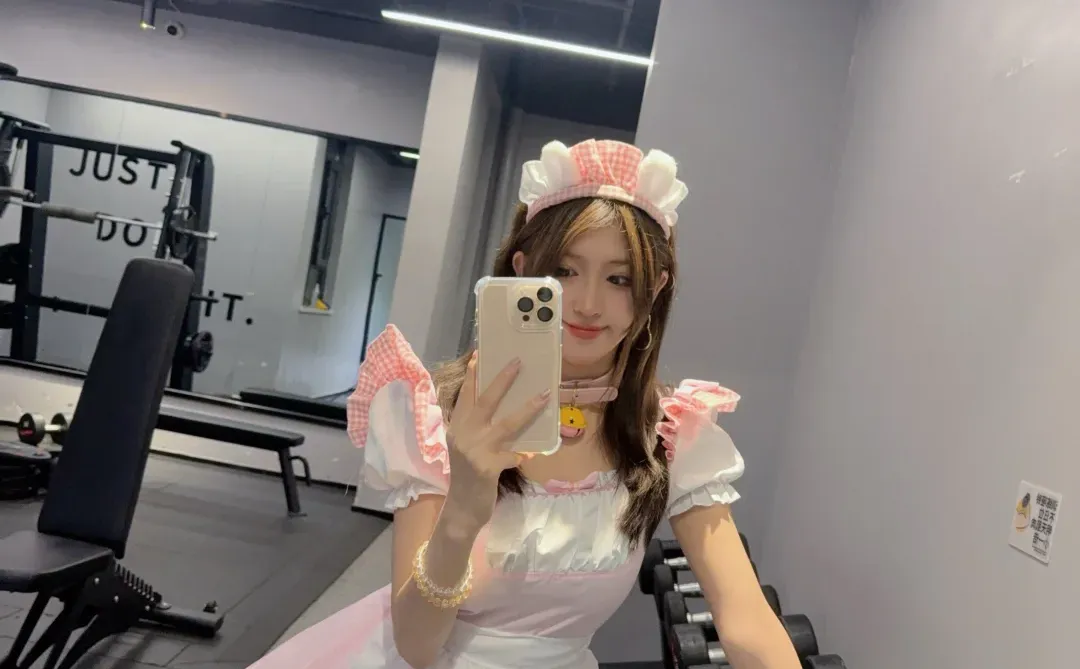 健身房里有小女仆