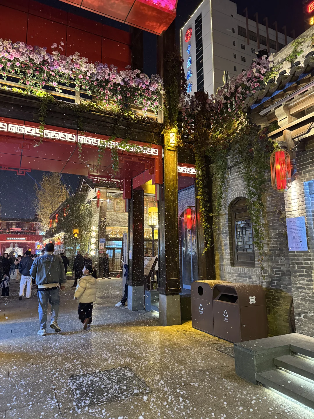 雪花纷飞的邯郸道历史文化街区