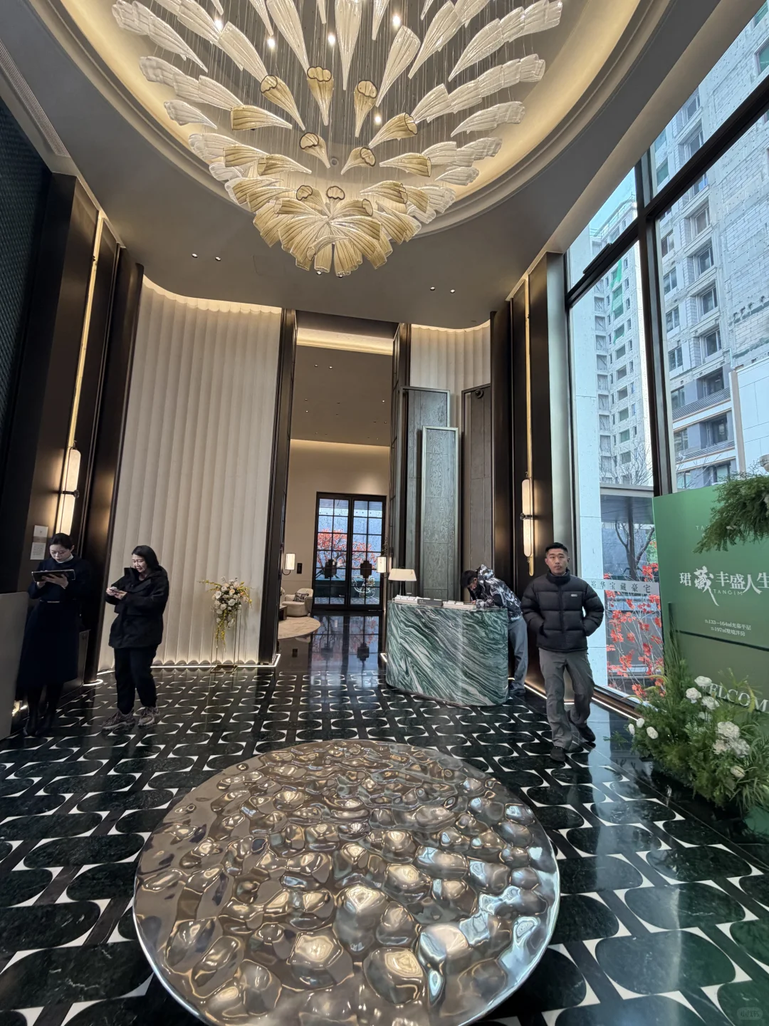 在石家庄，也算一只脚踏入富人区了……