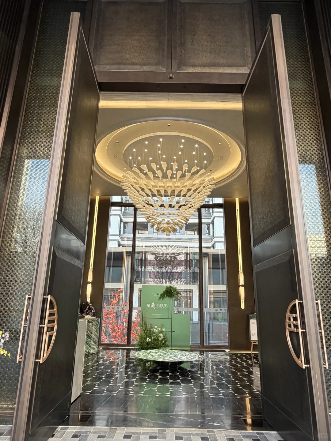 在石家庄，也算一只脚踏入富人区了……